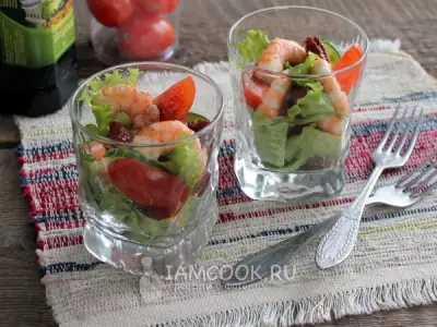 Салат с вялеными помидорами и креветками фото