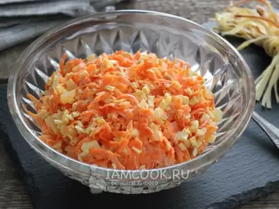 Салат из сырой моркови и сыра чечил