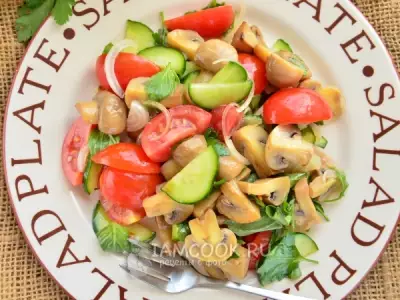 Постный салат с маринованными грибами