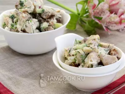 Салат с курицей и маринованными грибами