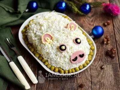 Новогодний салат «Свинка» с маринованными грибами