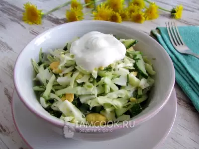 Салат из молодой капусты с огурцом, яйцами и зеленью