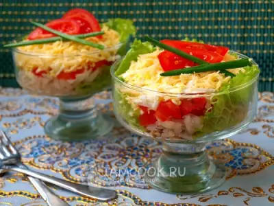 Салат из рыбных консервов с помидорами и сыром