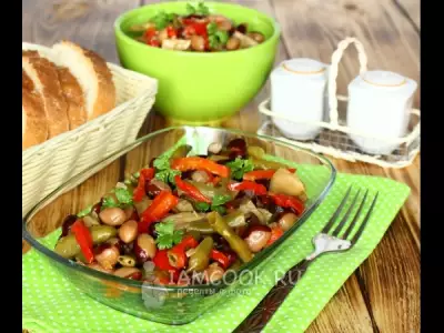 Теплый салат из фасоли со сладким перцем и грибами фото