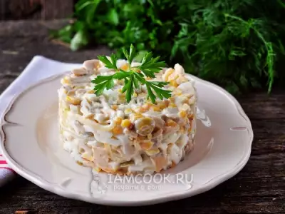 Салат с консервированными шампиньонами и кукурузой