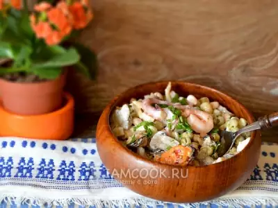Салат с белой консервированной фасолью и морепродуктами фото