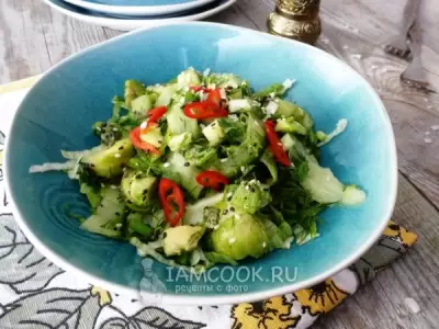 Овощной салат с авокадо и брюссельской капустой