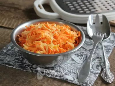 Салат из корня сельдерея с морковью и сыром