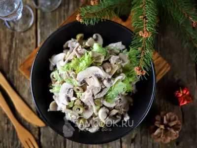 Салат «Пьемонтский» с курицей, грибами и оливками