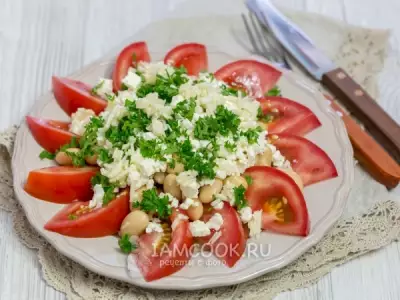Салат с фасолью, помидорами и сыром Фета