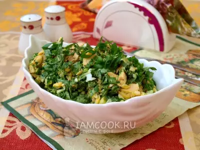 Салат из шпината с индейкой и яйцом