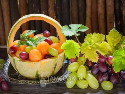Салат из дыни и винограда