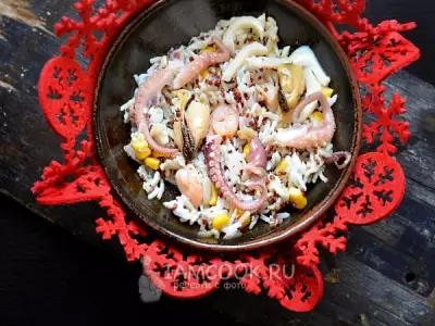 Рисовый салат с морепродуктами