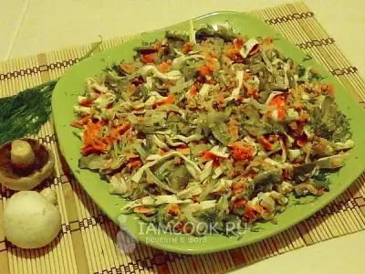 Салат с жареными крабовыми палочками и грибами фото