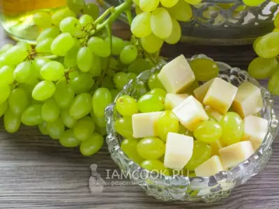 Салат с виноградом и сыром