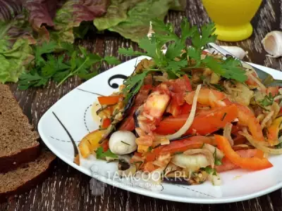 Баклажановый салат с овощами и острой заправкой