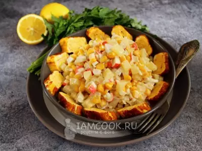 Салат с омлетом кукурузой крабовыми палочками и ананасом