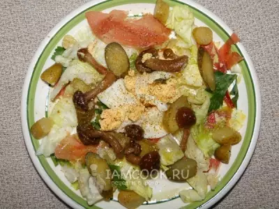 Салат с ветчиной, грибами и маринованными огурцами