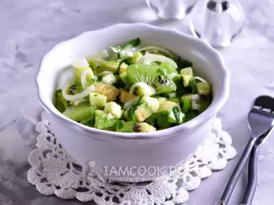 Салат витаминный из киви и авокадо