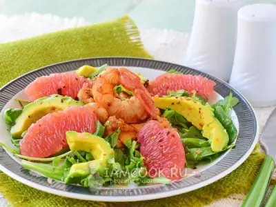 Салат с креветками, авокадо и грейпфрутом