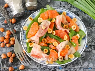 Салат с грейпфрутом, беконом, шпинатом и фундуком фото