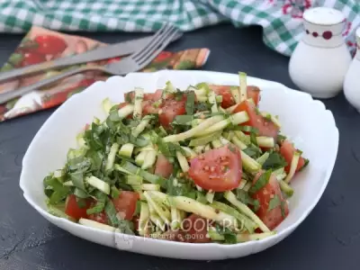 Салат из кабачков, помидоров и щавеля