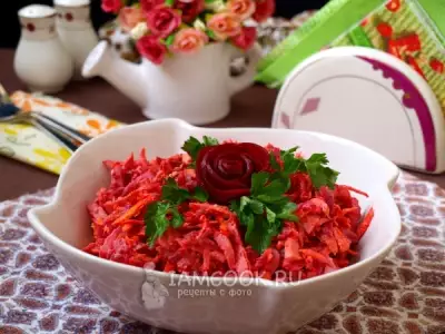 Салат со свеклой, морковью и колбасой