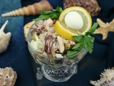 Салат из «морского коктейля» с оливками и рисом