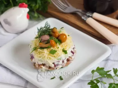 Слоеный салат с грибами и авокадо
