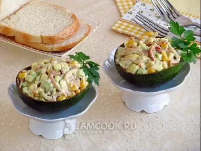 Кальмаровый салат с кукурузой и авокадо
