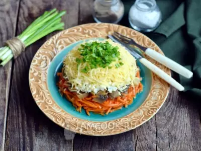 Салат с морковью по-корейски, грибами, сыром и яйцами