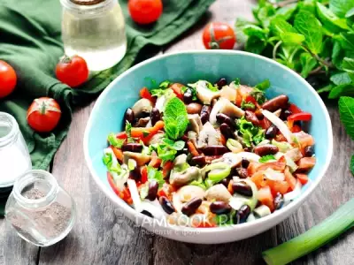 Постный салат с фасолью, маринованными грибами и овощами