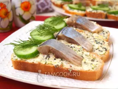 Бутерброды с икрой из водорослей и сельдью