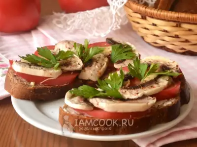 Бутерброды с помидорами и сырыми шампиньонами фото