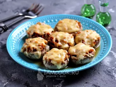 Шампиньоны, фаршированные курицей и сыром