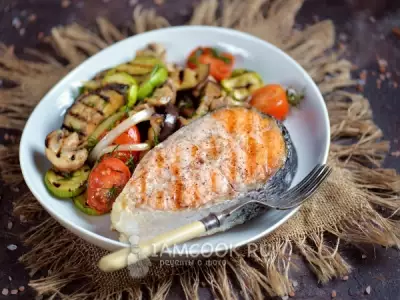 Стейк из лосося с овощами-гриль