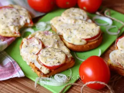 Горячие бутерброды с помидорами и сыром фото