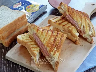 Горячие бутерброды с ветчиной и сыром