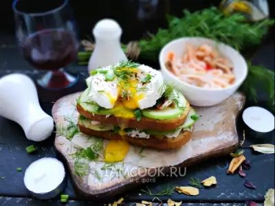 Бутерброд с маринованным кальмаром и яйцом