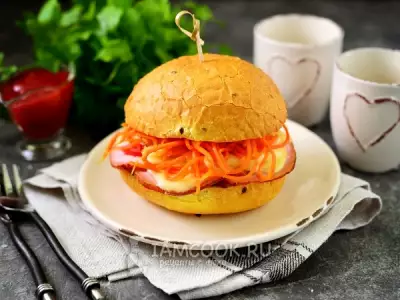 Горячий сэндвич с мясом и корейской морковью