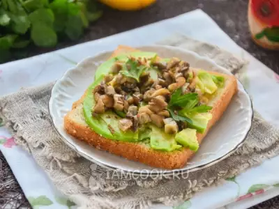 Бутерброды с авокадо и грибами