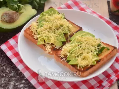 Бутерброды с авокадо, сыром и шпинатом