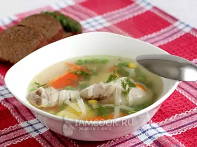 Куриный суп с лапшой и зеленым горошком