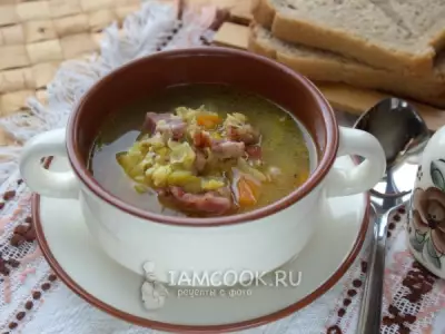 Гороховый суп с копчеными ребрами и овощами