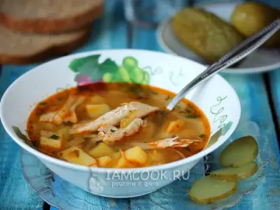 Суп с солёными огурцами и курицей