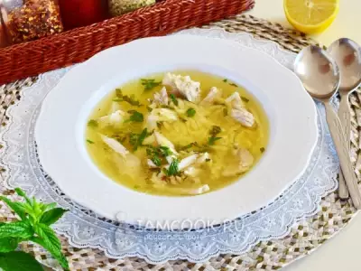 Португальский куриный суп с лимоном и мятой