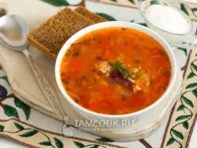 Томатный суп с красной фасолью и рисом