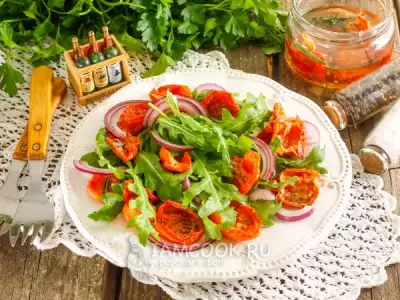 Салат с вялеными помидорами и рукколой фото