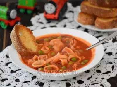 Густой томатный суп с кальмарами и зеленым горошком