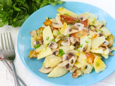 Жареные грибы с картошкой на сковороде